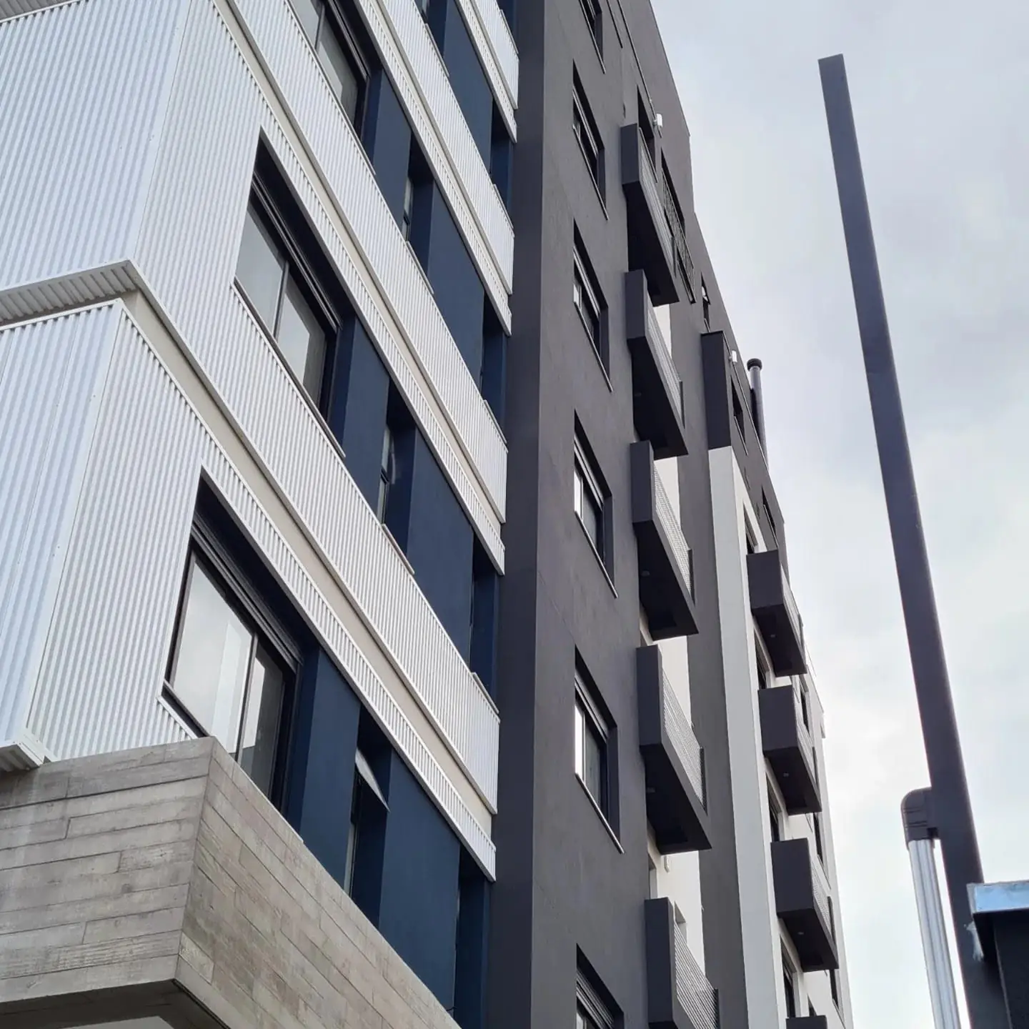 Fachada de edifício com esquadrias em alumínio Sublime